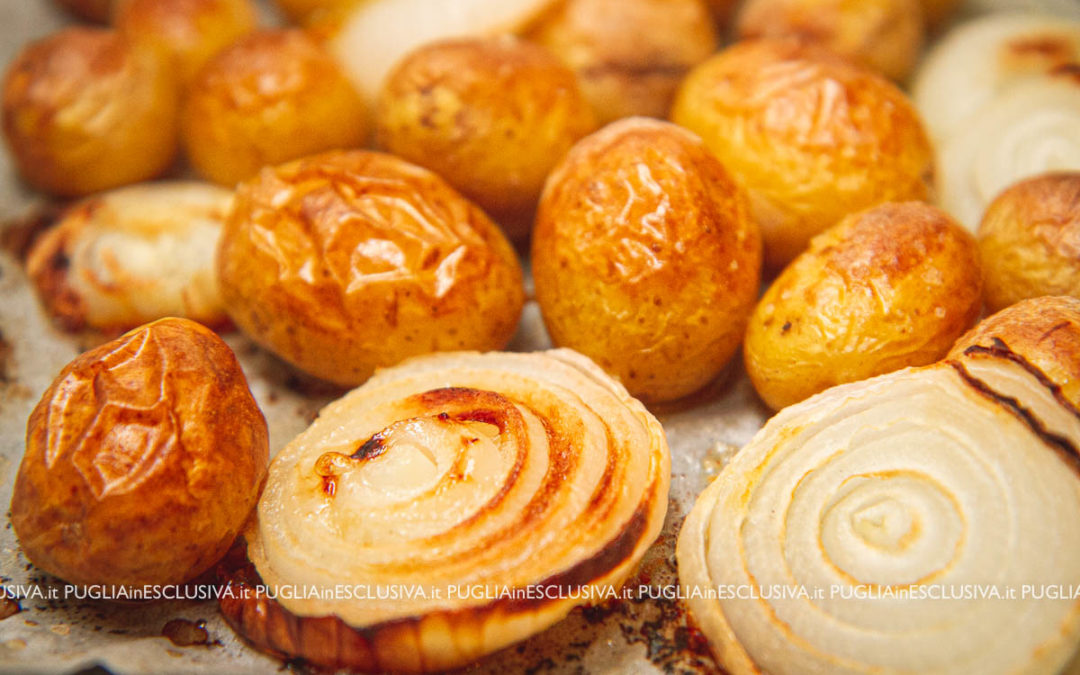 Patate novelle e cipolle al forno